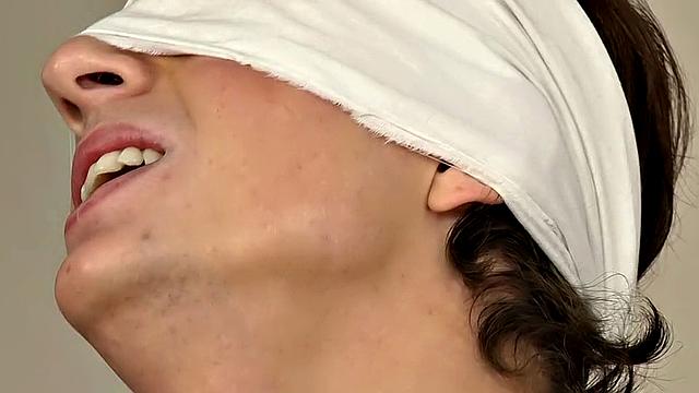 Каспер Эллис шутит, что его члену нужен агент, показывая почему в этой гей-сцене