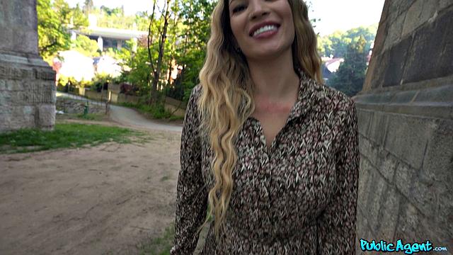 Поймал Памелу Мендосу после церкви и выебал в миссионерской позе на улице за деньги