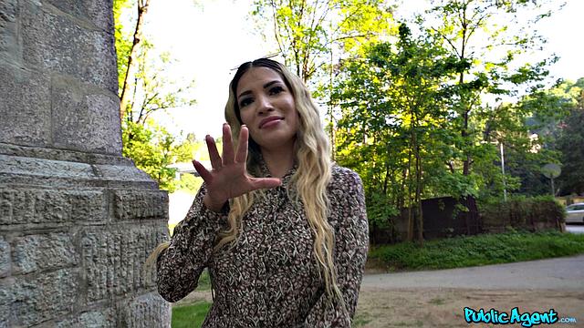 Поймал Памелу Мендосу после церкви и выебал в миссионерской позе на улице за деньги