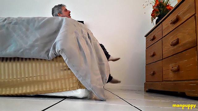 Richard Lennox hooks up with a giant guy and cracks jokes while getting seriously pounded
