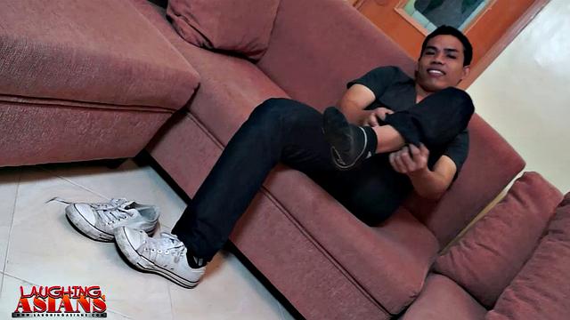 Карлос дрочит и соблазняет мужскими ногами