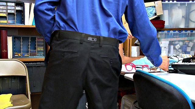 смелая брюнетка в очках и с пирсингом разносит склад