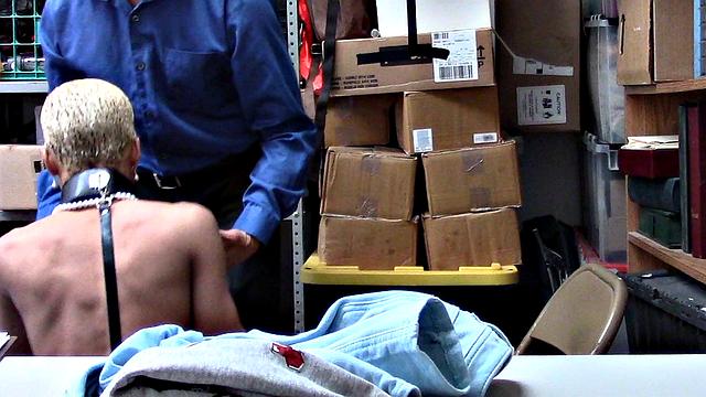 смелая брюнетка в очках и с пирсингом разносит склад