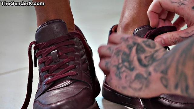 Две трансы в белье устроили жаркий тройничок с парнем, пока тот кайфует от минета и анала.