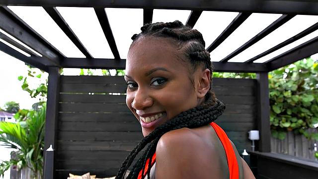 две татуированные красотки в боди трахаются с тайлером