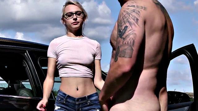 21yo outdoor voyeur GF teases BF till cumshot