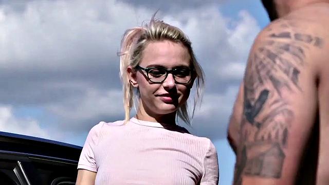 21yo outdoor voyeur GF teases BF till cumshot