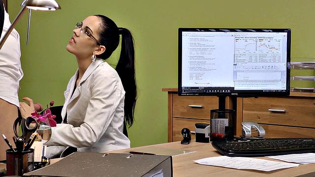 рыжая зрелая в коже соблазняет банковского клерка для жаркого офиса