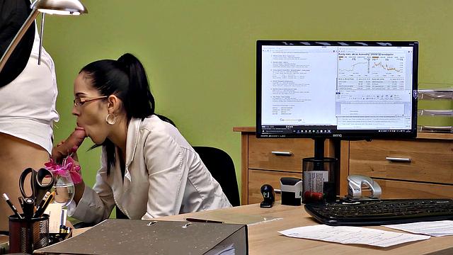 рыжая зрелая в коже соблазняет банковского клерка для жаркого офиса