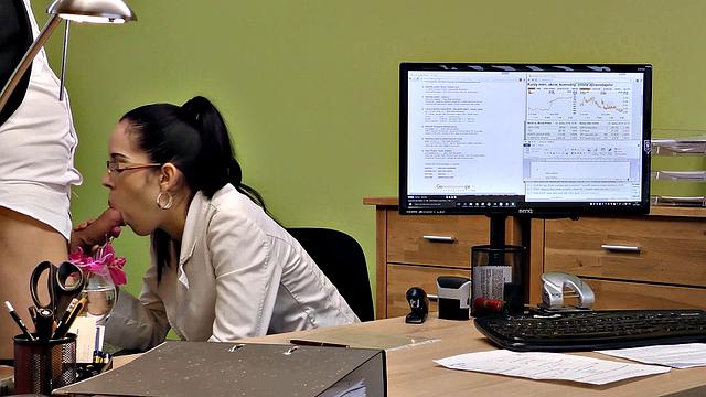 рыжая зрелая в коже соблазняет банковского клерка для жаркого офиса