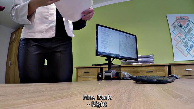 рыжая зрелая в коже соблазняет банковского клерка для жаркого офиса