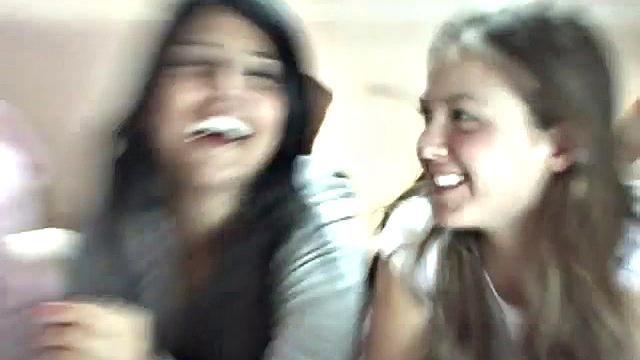 Ну кто тут ещё сможет так ловко ласкать подругу перед камерой, как не эти хитрые кошечки?