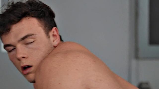 Качок жестко трахает горло спортсмена, потом разрывает его в анал