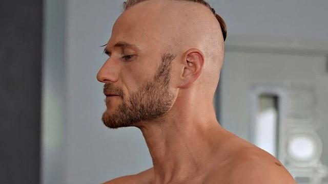 Качок жестко трахает горло спортсмена, потом разрывает его в анал