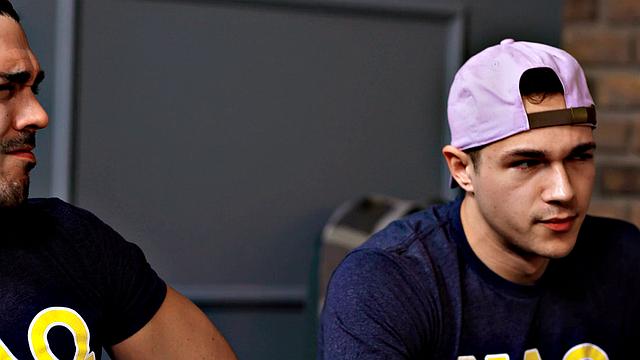 накачанные парни трахаются без резинки в общаге