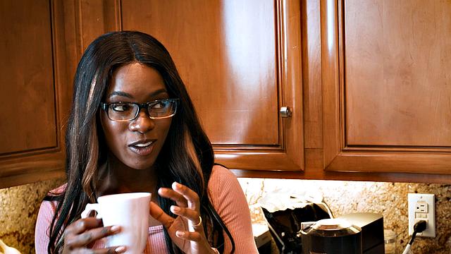 шикарная в очках кайфует от двух парней на кухне и диване