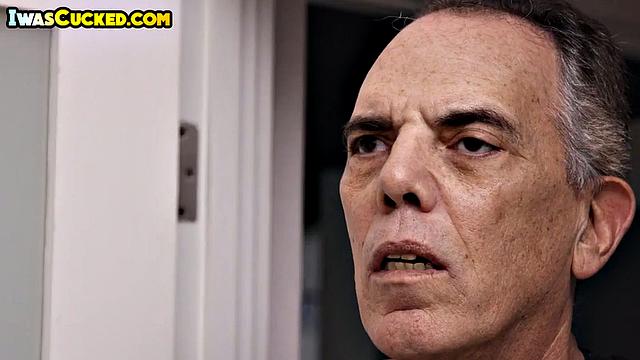 Пока муж смотрит, любовник жестко трахает жену с круглой задницей в подборке куколд-сцен.