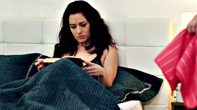 Tattooed maid scissor-bangs with boss in bedroom after pussy-pumping session