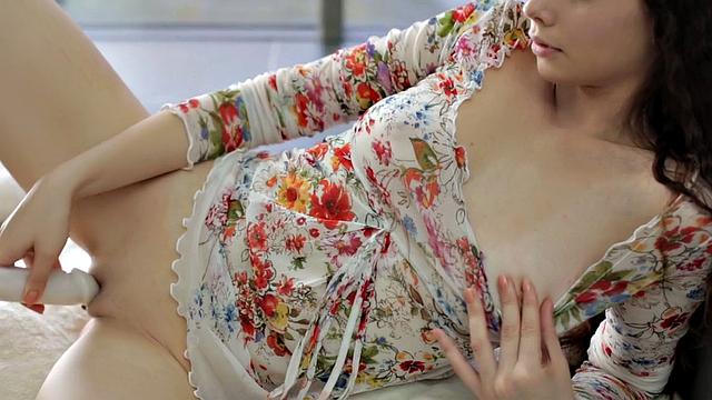 у мэри только один друг - её дилдо и пирсинг на виду