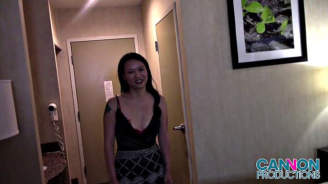 зоэ решила сменить комнату, но сперма всё равно на лице