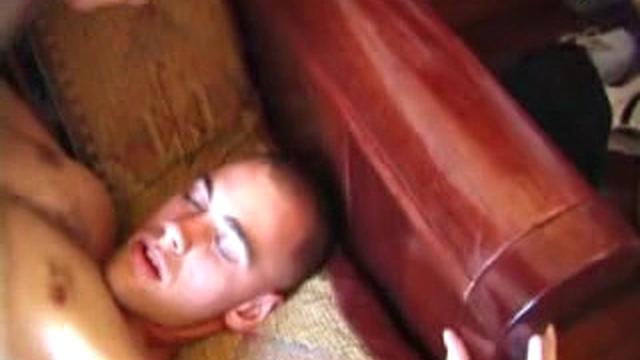 Ник дрочит свой стоячий член и кончает с наслаждением