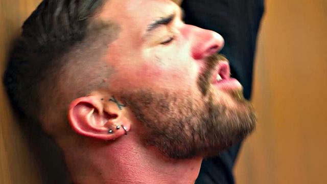 Грег Маккён жёстко унимает наглого соседа страстным трахом