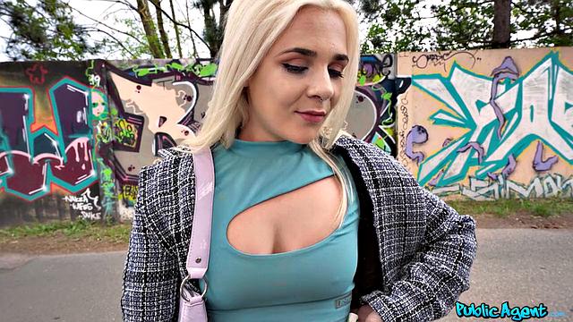 грязная блондинка отсасывает огромный член за деньги и жаждет жесткого траха