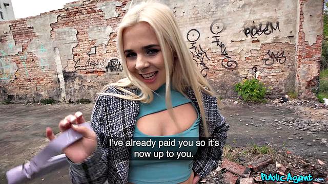 грязная блондинка отсасывает огромный член за деньги и жаждет жесткого траха