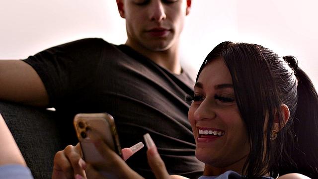 куколд смотрит, как массажист трахаeт его жену брюнетку