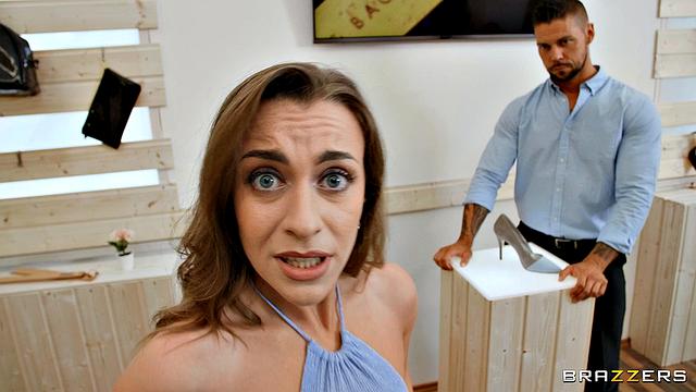 Пока ревнивый парень бесится, Джозефина Джексон раздвигает киску рожком и получает сперму прямо в туфельку от Анжело Годшакa.