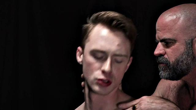 Священник проверяет, как тянет ученик... и не только молитвы