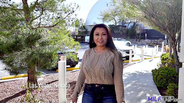 Азиатка с шикарной грудью дает по полной в нескольких позах, страсть через край.