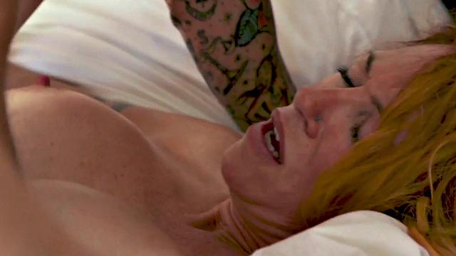 зрелая с большими сиськами сосёт и участвует в жёстком тройничке