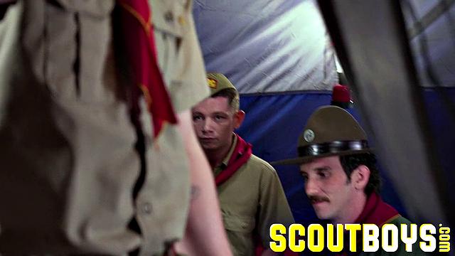 качки в форме дрочат и трахаются втроём с игрушками