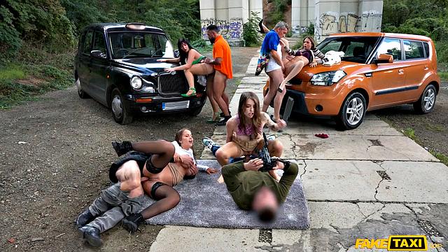 Групповушка выживших шлюх в такси с горящим кузовом - у кого не сгорел член, тот победил!