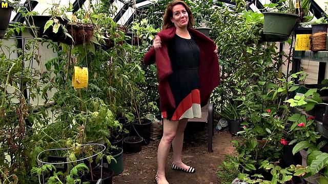 американская мамочка сносит крышу в садовом домике