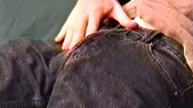 Джастин дрочит с напором и заливает всё спермой