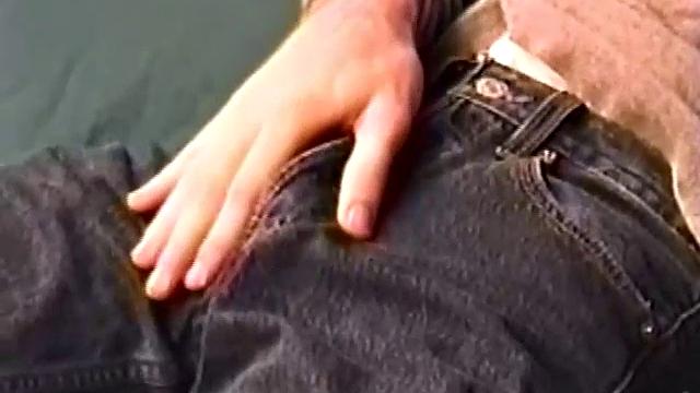 Джастин дрочит с напором и заливает всё спермой