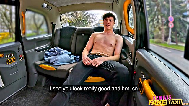 Взяла на халяву: отсос в такси и жёсткий секс на заднем сиденье от Rizzo Johannson и Cherry Candle в стиле Fake Taxi с шутками и оргиями, пока Лёнчик теряет голову от титьки и трахает как чемпион.