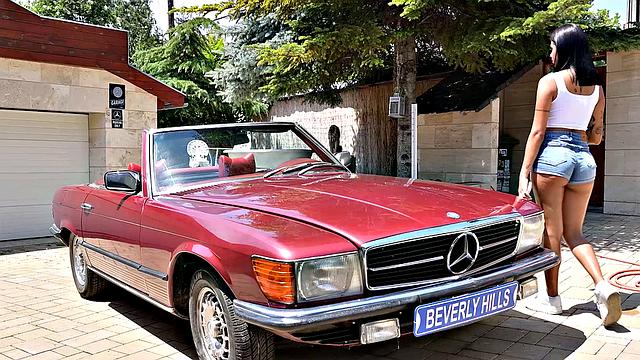 Йоргелис Каррильо дразнит мойщиков большими сиськами и получает брутальный bbc на капоте