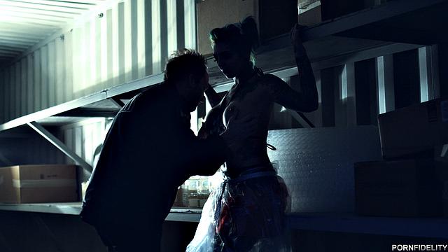 охранник находит Сидни Вишес и трахает дома по полной