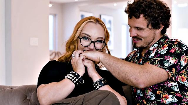 татуированная с большущей жопой скачет на члене в миссионерской