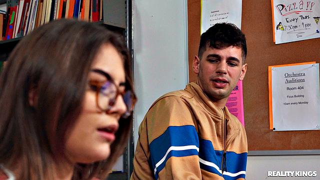 студентка трахается в библиотеке и ловит сперму на лицо