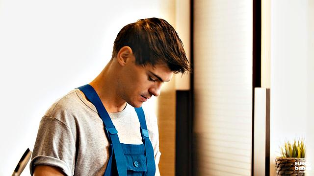 Гейшакейд ждет парня, а трахается с сантехником - ну и к лучшему, ведь он и лизать умеет, и в рот дать не против.