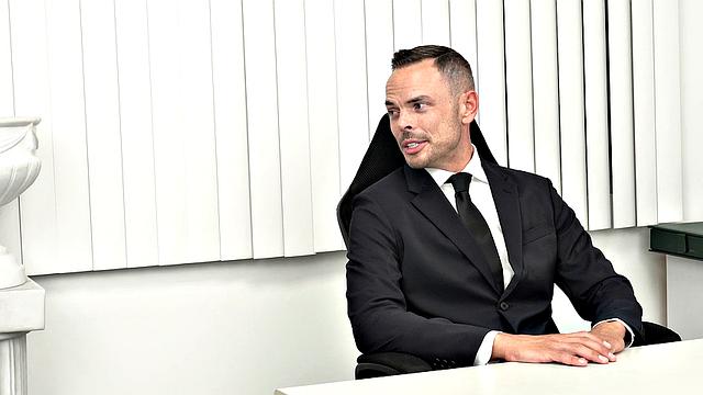 Священник разоблачает татуировки парня и жестко имеет его на алтаре