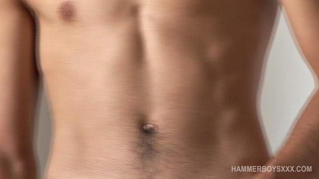 Истван Тоно дрочит свой здоровый член и кончает