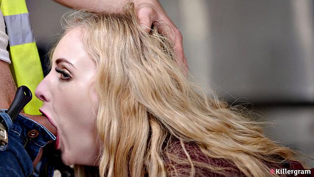 Сочная блондинка Baby Kxtten трахается с работником по жопе, пока тот чинит ей дом.