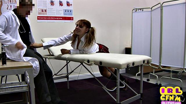 рыжая студентка не сдерживает стоны под натиском двух врачей в медпункте