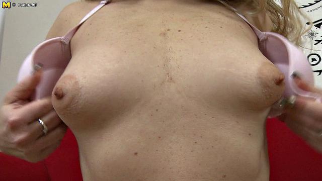 волосатая зрелая хозяйка дрочит и получает крепкий трах