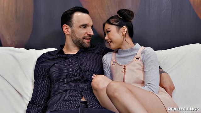 Смотри, как Алекс Ледженд связывает Лулу Чу и жестко трахает её в гостиной!